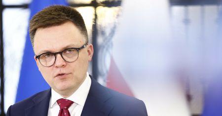 Polacy ocenili Hołownię. Spadek poparcia w nowym sondażu