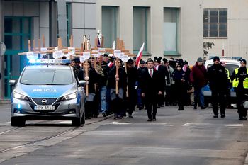Szczecin: Mieszkańcy oddali hołd w wydarzeniach grudniowych. Obchody przed bramą Stoczni Szczecińskiej