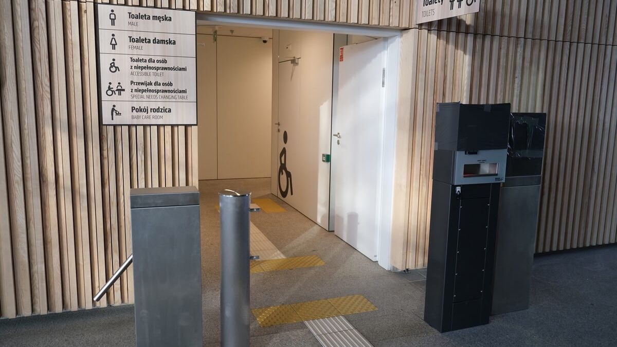 Bramka do poboru opłat za skorzystanie z toalety na Dworcu Lublin