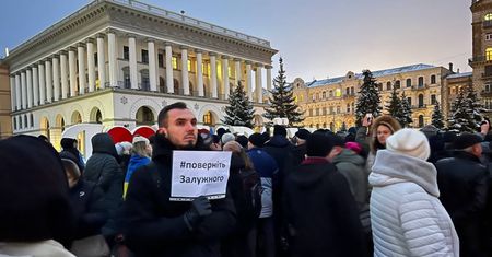 "Precz z Zełenskim". Ludzie wyszli na ulice w Kijowie