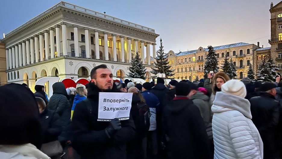 Protest w Kijowie przeciwko dymisji Wałerija Załużnego. Mężczyzna trzyma kartkę z napisem "przywrócić Załużnego"