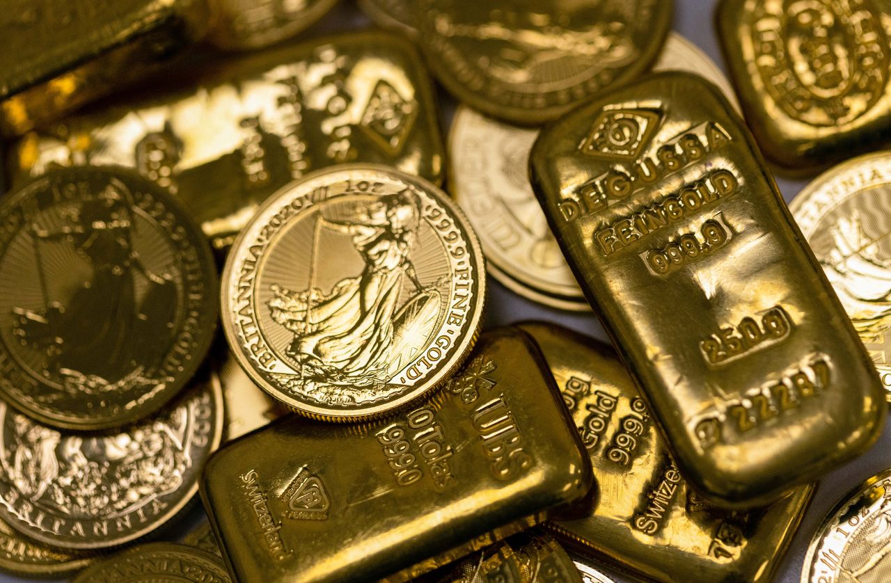 Despite rising prices and voices claiming that gold is expensive today, investor interest in the precious metal is not waning. This is supported by the tense geopolitical situation. Gold is considered a safe haven for capital in uncertain times.