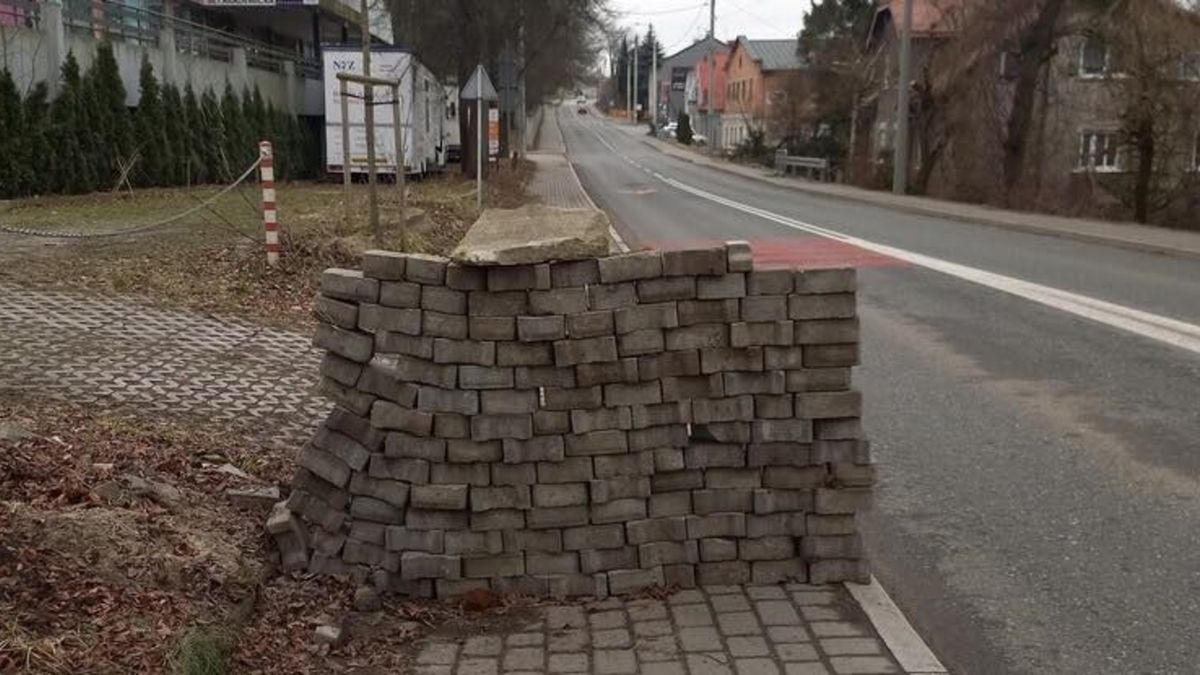 Straż Miejska sprawdza, kto ustawił mur na chodniku