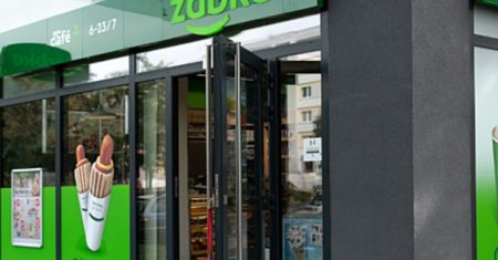 Dramatyczne sceny w Żabce. Atakował ekspedientki