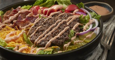 Burger w zupełnie nowej odsłonie. Zamiast wkładać do bułki, układam kotleta na sałatce