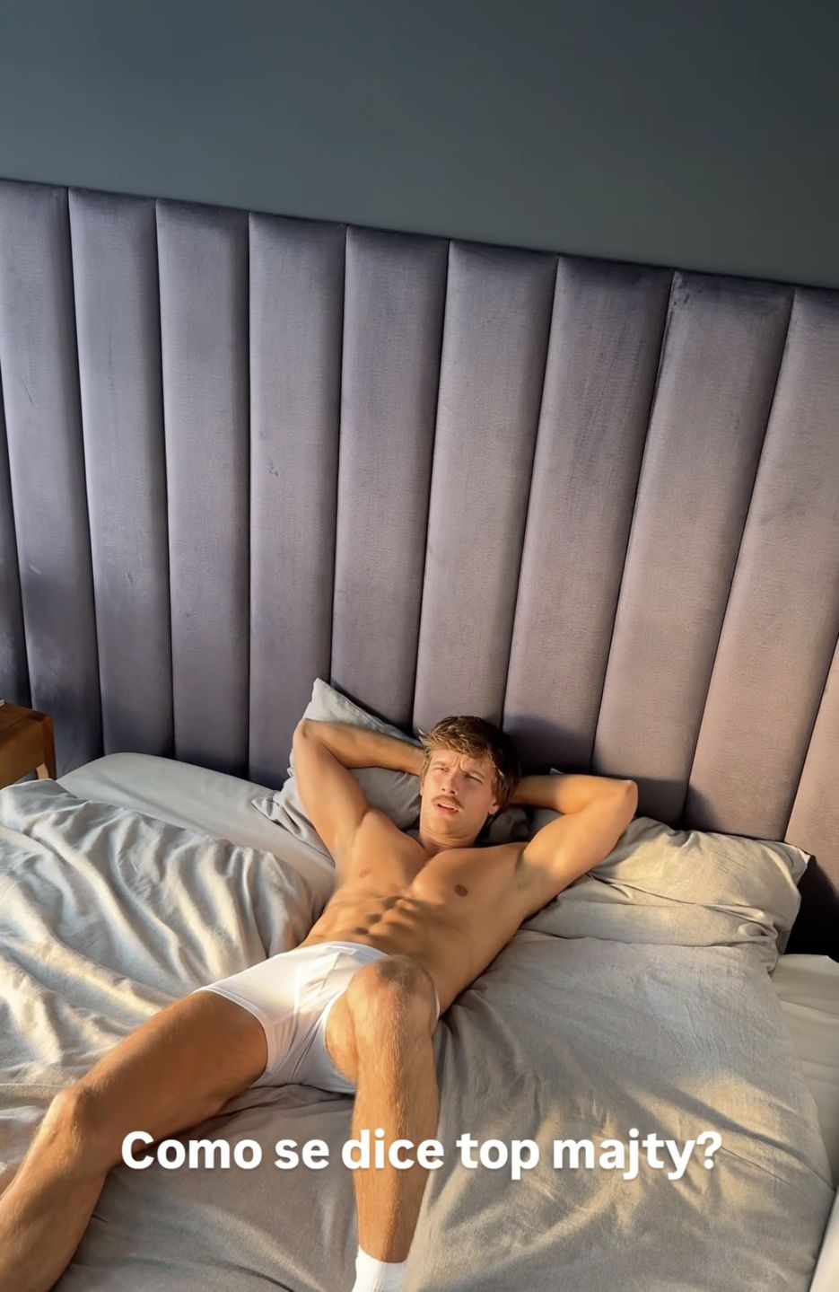 Maciej Musiał w bieliźnie