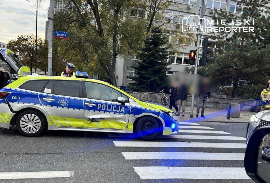 Warszawa: Zderzenie radiowozu z oplem na Woli