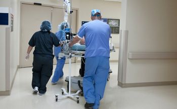 Lekarz przez rok pracował po 14 godzin dziennie. "Stwarza zagrożenie"