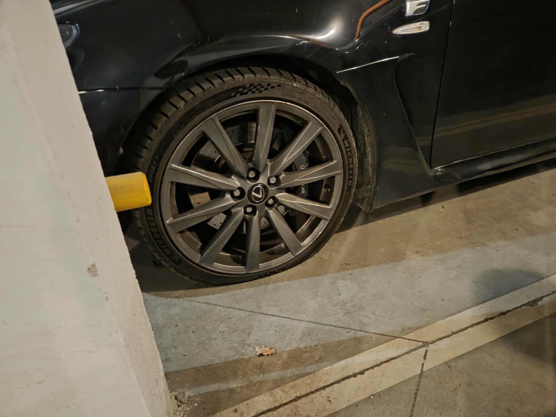 Zniszczone samochody na wrocławskim osiedlu