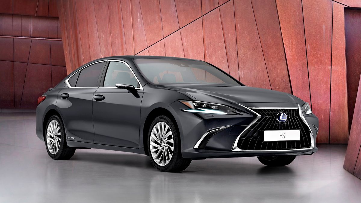 Zmiana wypełnienia grilla i kosmetyka reflektorów dały zaskakująco duże różnice względem starszego Lexusa ES