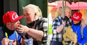 Mama June czule karmi swojego CHŁOPAKA KRYMINALISTĘ i jeździ z nim na karuzeli (ZDJĘCIA)