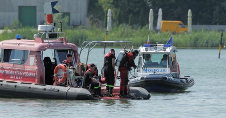 Mikołajki. Śmigłowiec wpadł do jeziora
