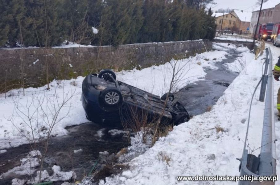 Po kilku minutach pościgu kierowca auto wylądowało w rowie.