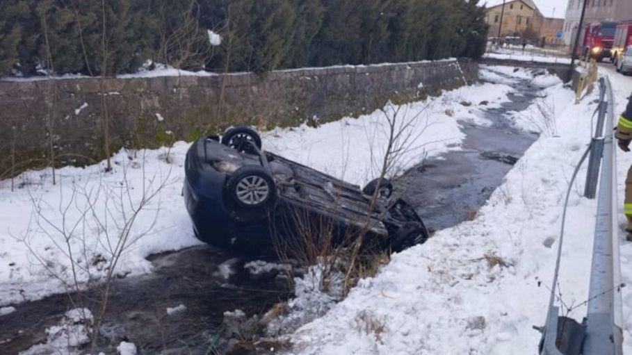 Po kilku minutach pościgu kierowca auto wylądowało w rowie.