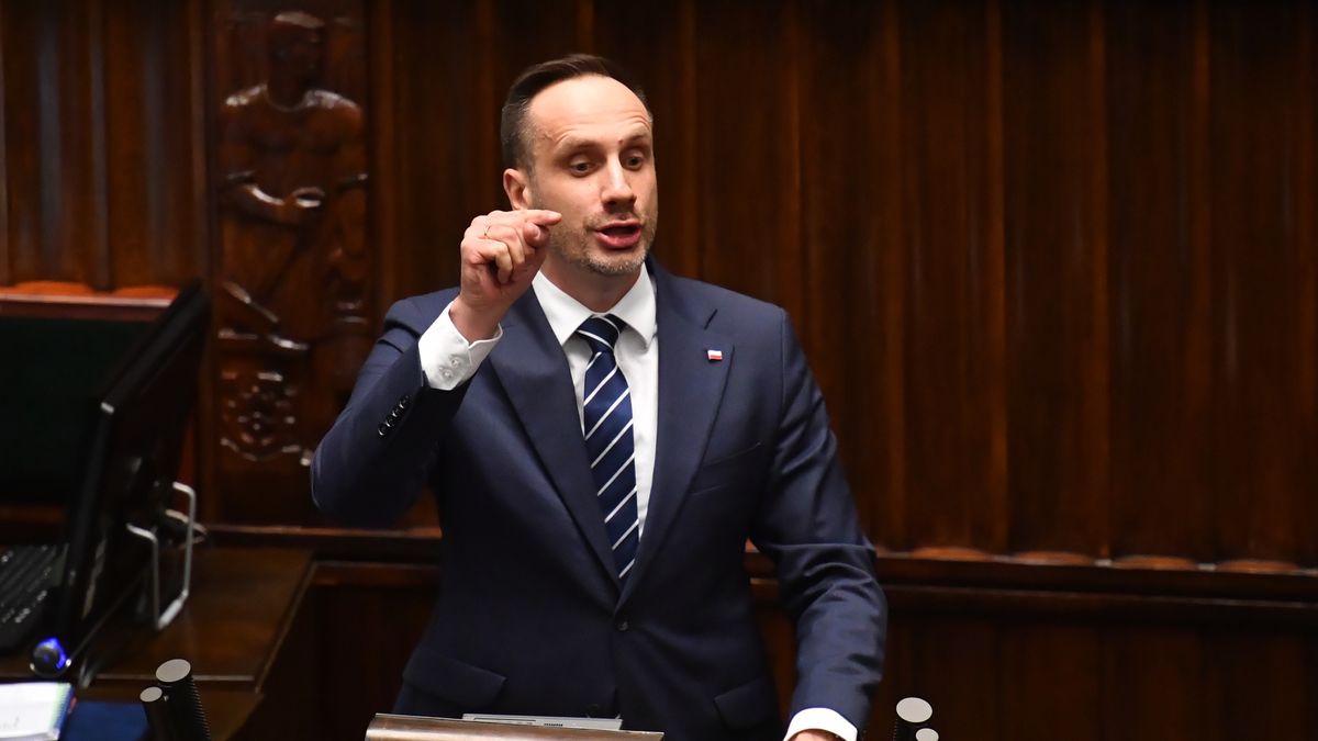 Posałe PiS Janusz Kowalski jest przeciw sprzedawaniu stacji paliw Lotosu zagranicznym inwestorom