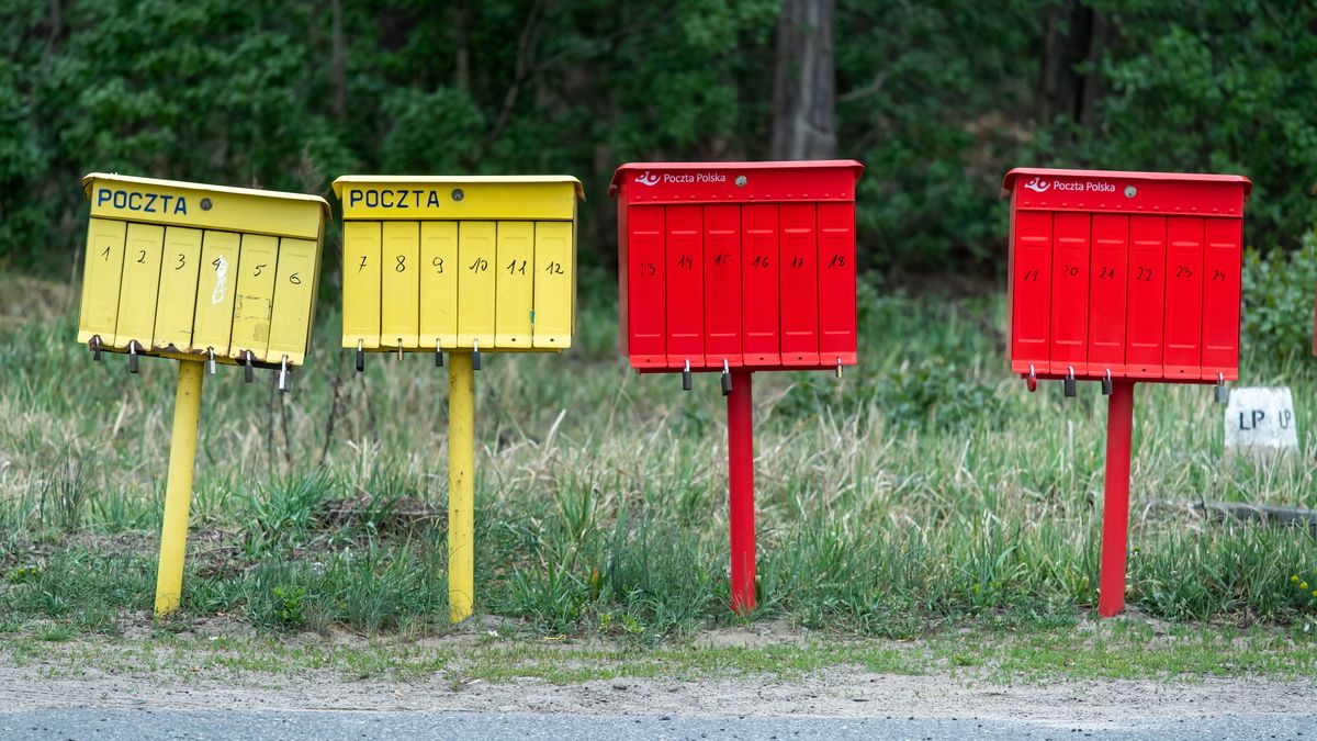 skrzynka pocztowa
P�dzewo, 29.04.2020. Skrzynki pocztowe stoj�ce przy drodze krajowej nr 80 w P�dzewie w powiecie toru�skim, 29 bm. (t�/amb) PAP/Tytus �mijewski
Tytus �mijewski
bezpiecze�stwo, DK 80, DK80, dor�czyciel, droga krajowa nr 80, ilustracja, k��dka, k��dki, koperta, korespondencja, list, listonosz, listy, obszar wiejski, obszary wiejskie, operator pocztowy, Poczta Polska S.A., przesy�ka, skrzynka pocztowa na listy, skrzynki pocztowe, us�ugi pocztowe, wybory kopertowe, wybory korespondencyjne 2020, zabezpieczenie