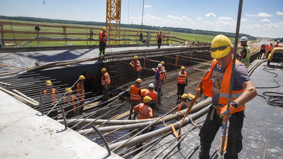 Budowa mostu na Narwi
17.06.2024 Jednaczewo / Peza, obwodnica Lomzy, budowa mostu o dlugosci 1205 m na rzece Narew w ciagu drogi S61    fot Marek Maliszewski/REPORTER
Marek Maliszewski/REPORTER