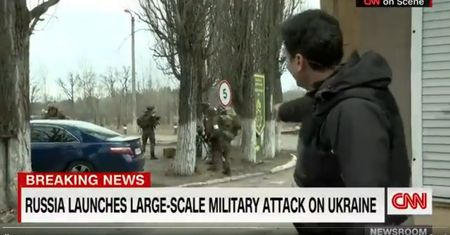 Niezwykła relacja reportera CNN. Nagrał rosyjskich spadochroniarzy