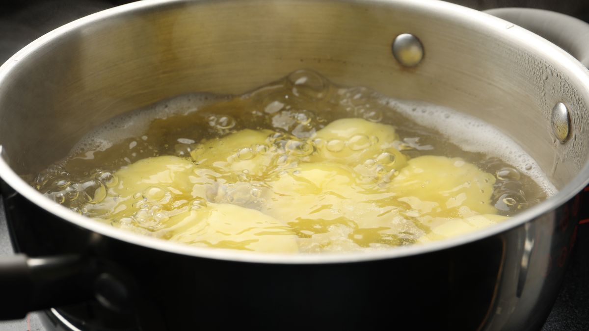 Ziemniaki gotuje w aromatycznym wywarze