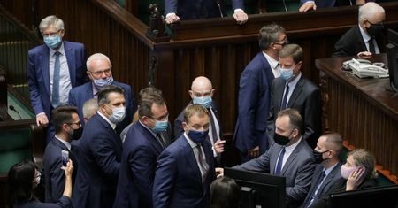 Awantura w Sejmie. "Łobuzie jeden!". Posłanka osłaniała Kaczyńskiego