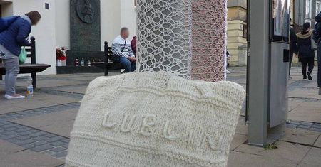 Przystanki MPK „zbombardowane” włóczką. Dlaczego?