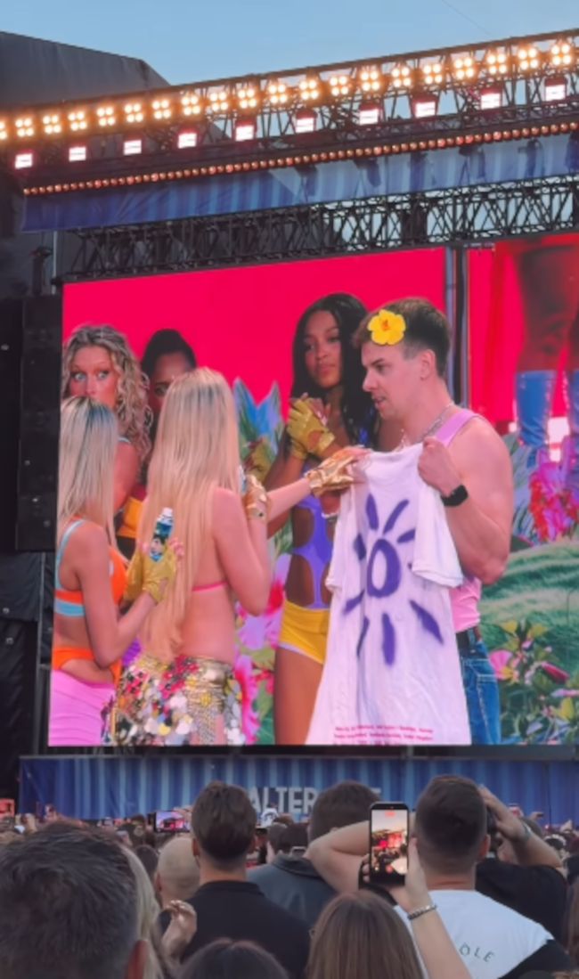 Zara Larsson zaprosiła go na scenę. To radny z Konina