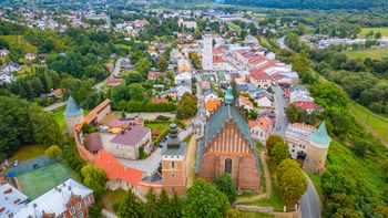 Małe miasto o wielkiej historii. Nazywają je małym Krakowem i polskim Carcassonne