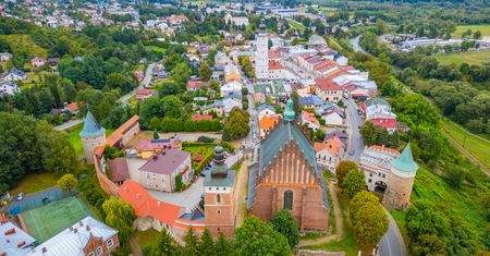 Małe miasto o wielkiej historii. Nazywają je "małym Krakowem" i "polskim Carcassonne"