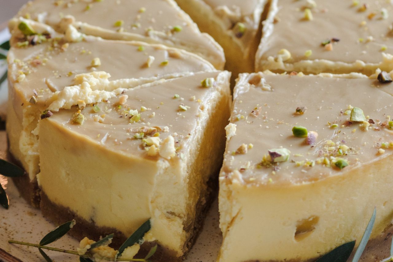 Moja rodzina już nie może się doczekać na ten sernik. Smak podkręca dodatek popularny w PRL