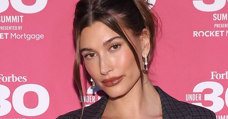 Hailey Bieber w jesiennej stylizacji na evencie Forbes. My patrzymy na jej buty