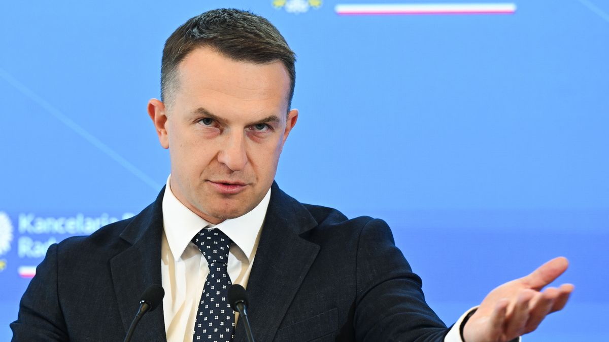 Warszawa, 05.05.2026. Rzecznik rządu Adam Szłapka na konferencji prasowej po posiedzeniu Rady Ministrów, 5 bm. w KPRM w Warszawie. (jm) PAP/Radek Pietruszka