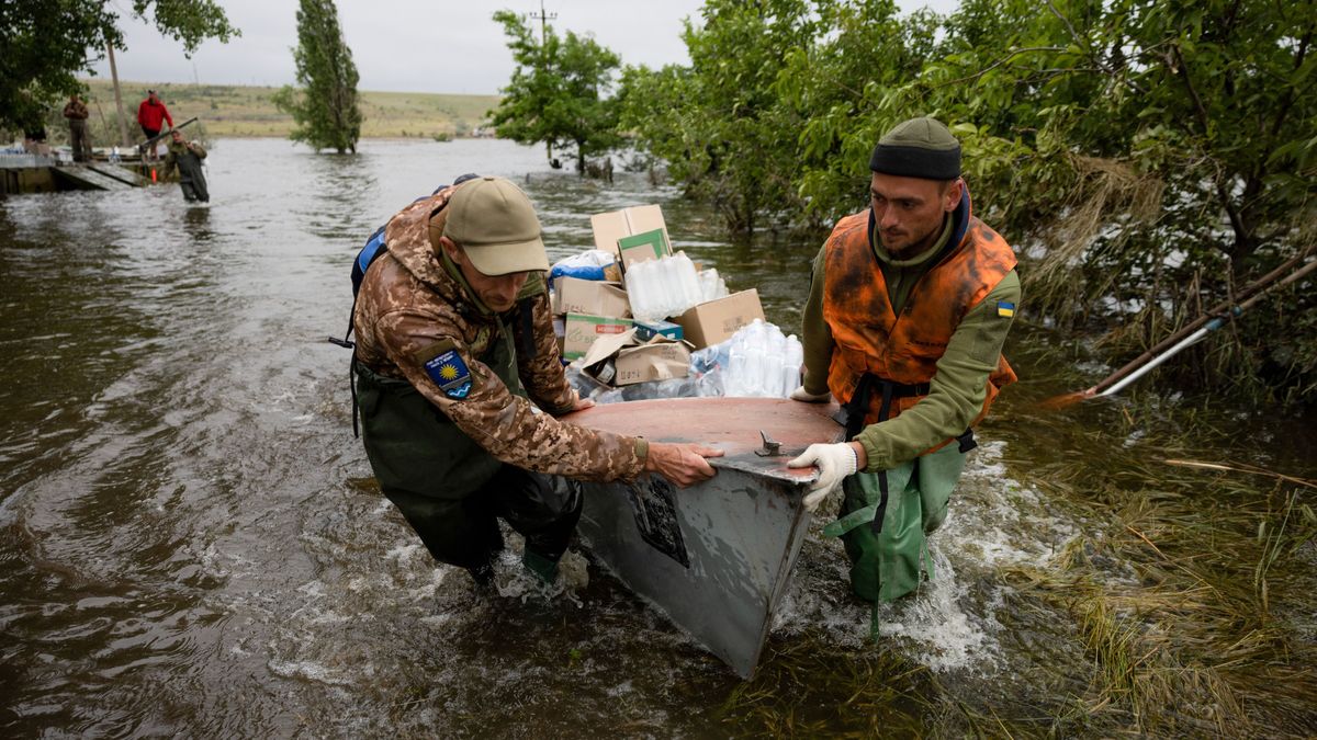epaselect epa10687393 Volunteers deliver humanitarian aid to local residents in the village of Afanasiivka, Mykolaiv region, Ukraine, 12 June 2023, amid floods following the collapse of a major dam. Ukraine has accused Russian forces of destroying a critical dam and hydroelectric power plant on the Dnipro River in the Kherson region along the front line in southern Ukraine on 06 June. The villages of Novovasylivka and Afanasiivka had turned into islands as territories around the Inhulets River in the Mykolaiv region were flooded. EPA/STAS KOZLIUK Dostawca: PAP/EPA.