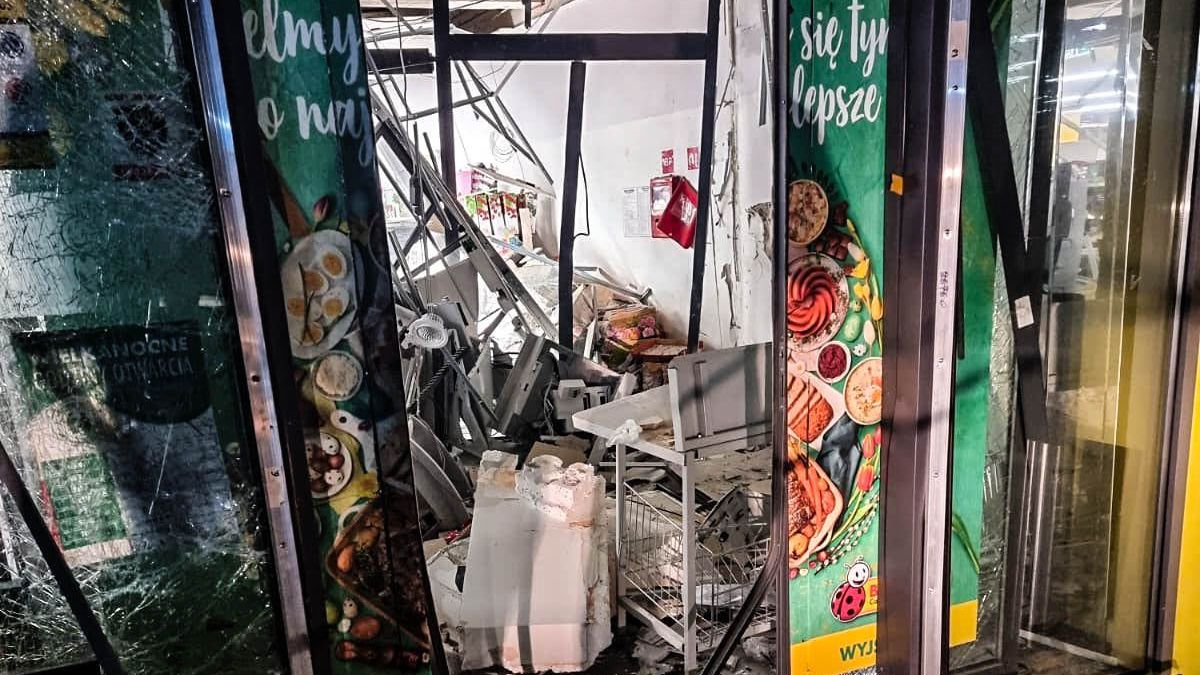 Złodzieje wynieśli bankomat z Biedronki