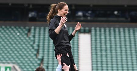 Uniosły księżną Kate! Dworska etykieta nie ma prawa bytu na boisku