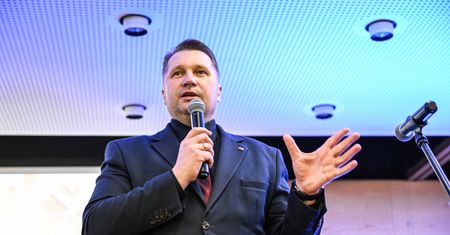 "Autor wielkiego sukcesu". Czarnek broni Glapińskiego