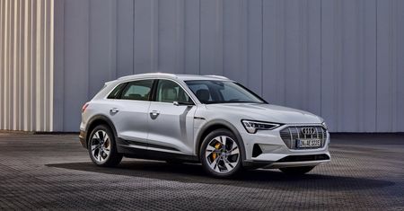 Audi E-Tron 50 dołącza do oferty. Ma mniejszy zasięg, ale będzie tańsze