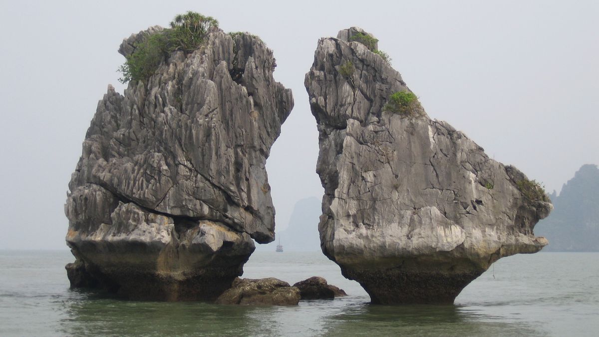 Całujące się skały w zatoce Ha Long, Wietnam