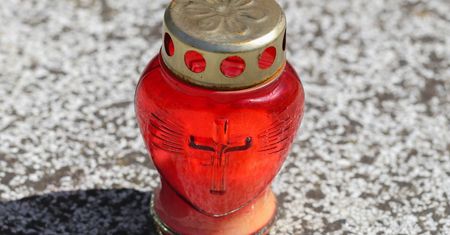 Ksiądz odradza zakup takich zniczy. Wolałby ich nie widzieć na grobach
