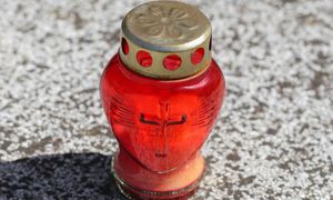 Ksiądz odradza zakup takich zniczy. Wolałby ich nie widzieć na grobach