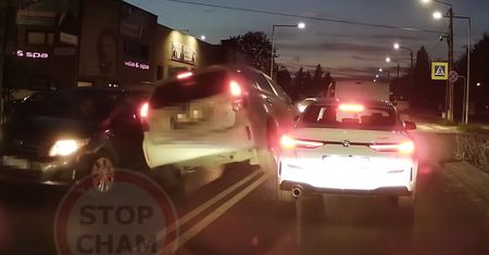 Taksówkarz nie wytrzymał stania w korku. Staranował inne auta i pojechał dalej