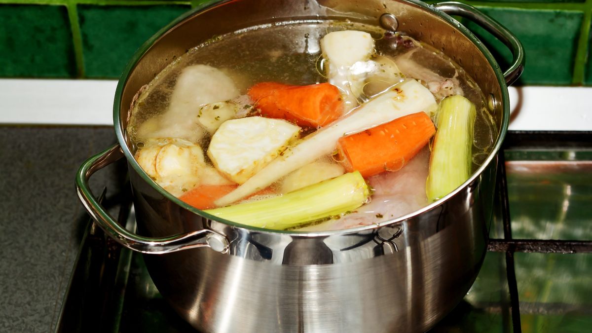 Jak ugotować klarowny rosół? Dodaj do garnka nietypowy produkt