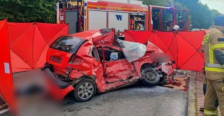Z auta została miazga. Nie żyje kierowca hyundaia
