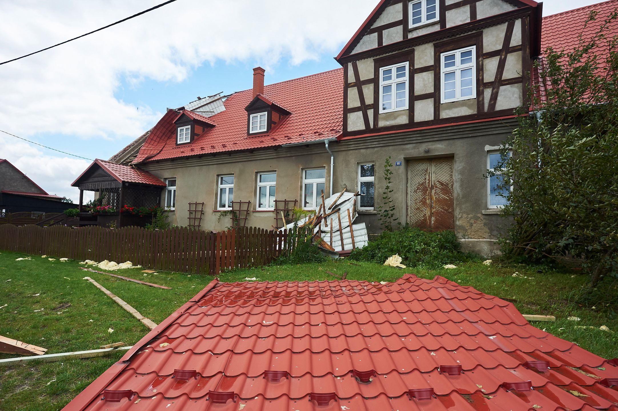 Zerwany dach po nawałnicy w Lotyniu (woj. pomorskie) 