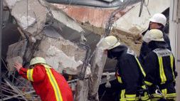 Pracownicy niemieckich służb ratunkowych przy supermarkecie w Toeging