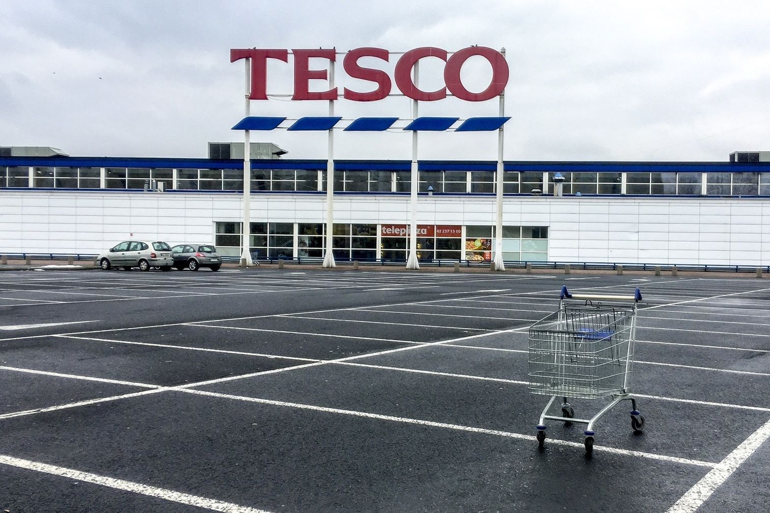 Tesco zamknie nie tylko sklepy, ale także centra dystrybucji, a nawet odchudzi główne biuro w Polsce.