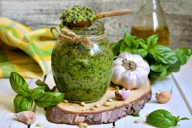 Warto mieć w domu doniczkę z bazylią, z której w kilka minut przygotujesz pesto do makaronu
