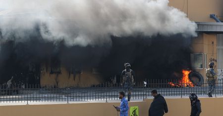 Milicjanci wycofują się z oblężenia ambasady USA. Napięcie w Iraku nadal trwa