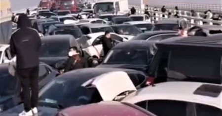 Sceny jak z filmu katastroficznego. Zderzyło się ponad 200 pojazdów