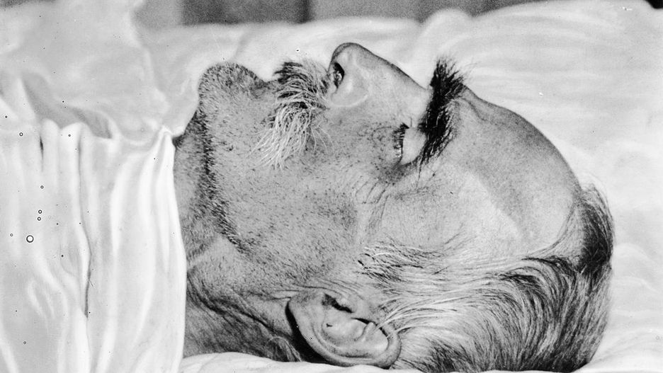 Marszałek Józef Piłsudski na łożu śmierci w pokoju, w którym umarł