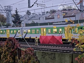 Warszawa: Tragiczne zdarzenie na torach. Nie żyje osoba, która wtargnęła pod pociąg